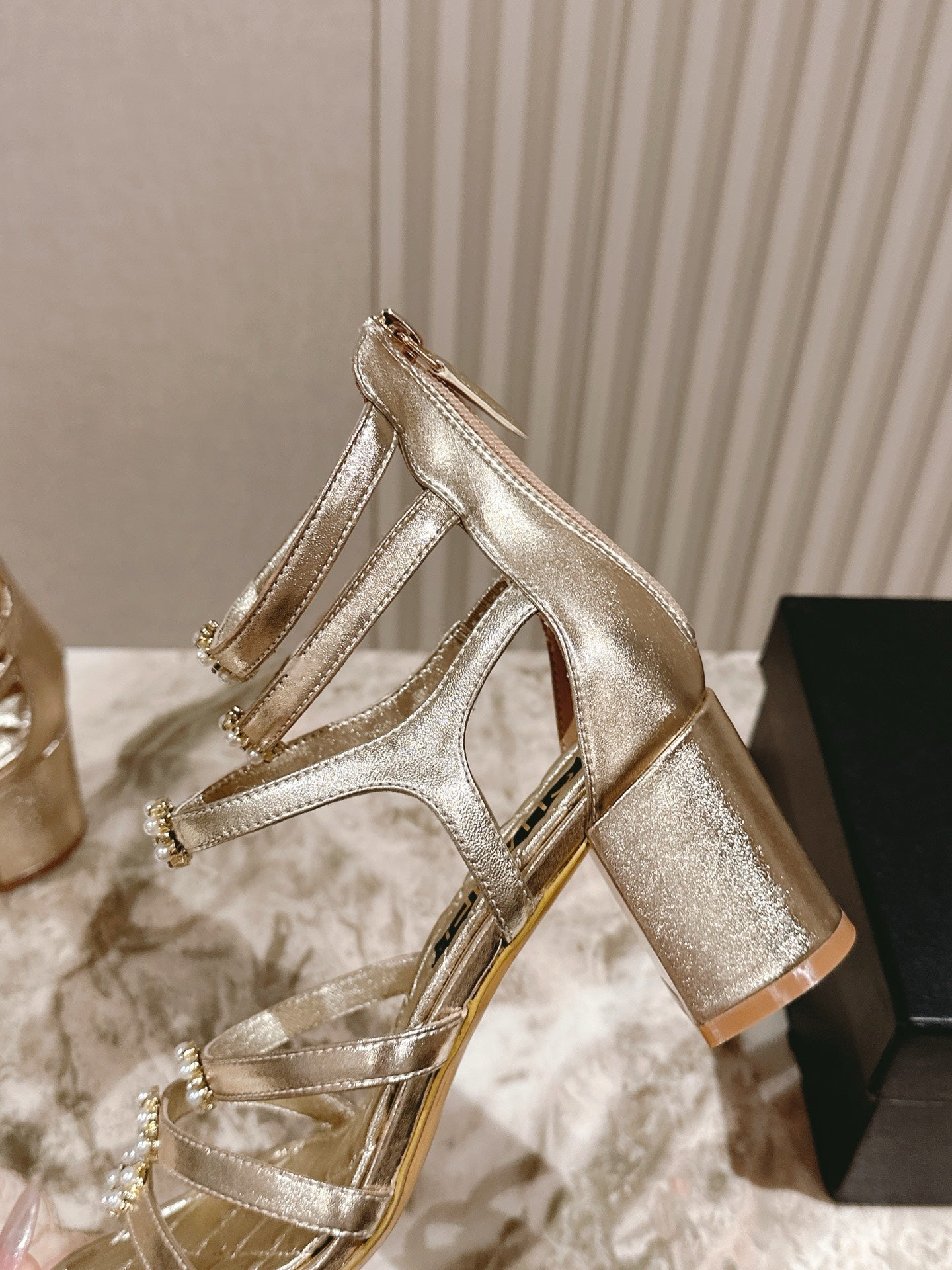 CC HIGH SANDAL 25S IN GOLD LAMBSKIN PEARL FLOWERS