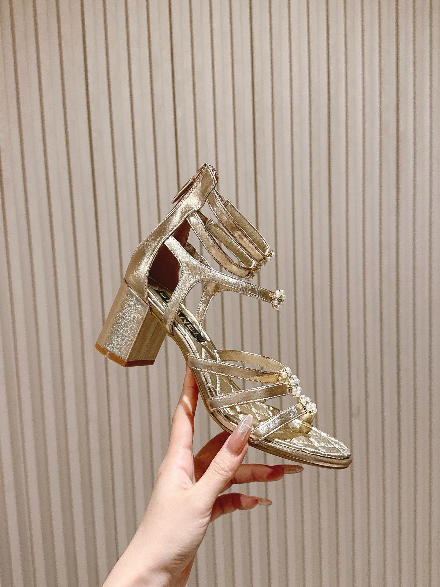 CC HIGH SANDAL 25S IN GOLD LAMBSKIN PEARL FLOWERS