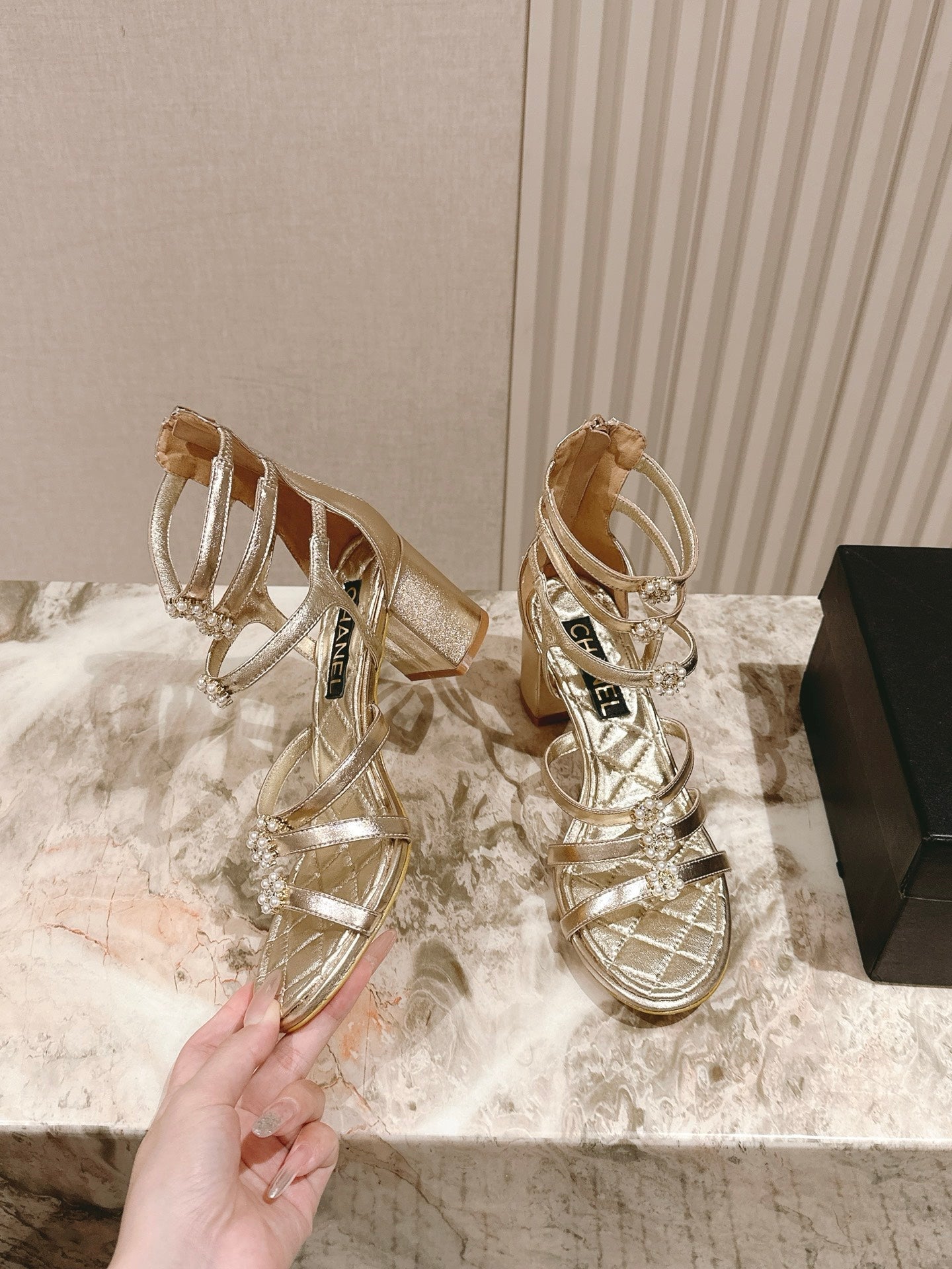 CC HIGH SANDAL 25S IN GOLD LAMBSKIN PEARL FLOWERS