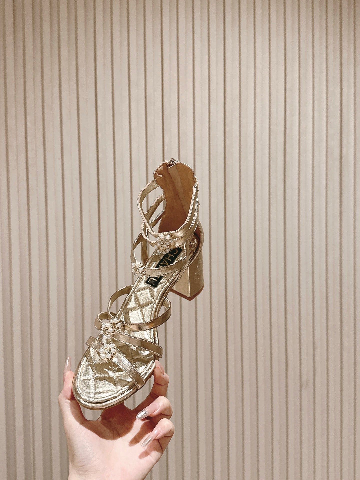 CC HIGH SANDAL 25S IN GOLD LAMBSKIN PEARL FLOWERS
