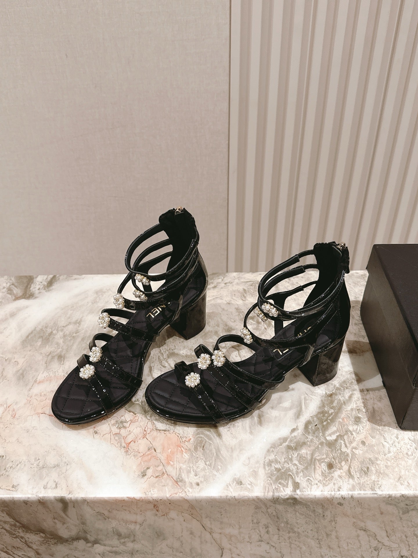 CC HIGH SANDAL 25S IN BLACK LAMBSKIN PEARL FLOWERS