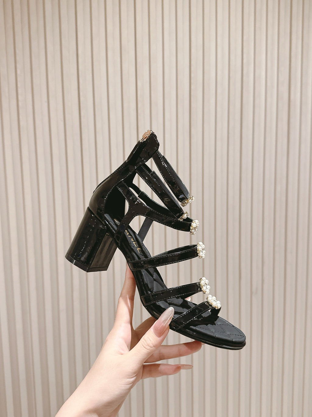CC HIGH SANDAL 25S IN BLACK LAMBSKIN PEARL FLOWERS