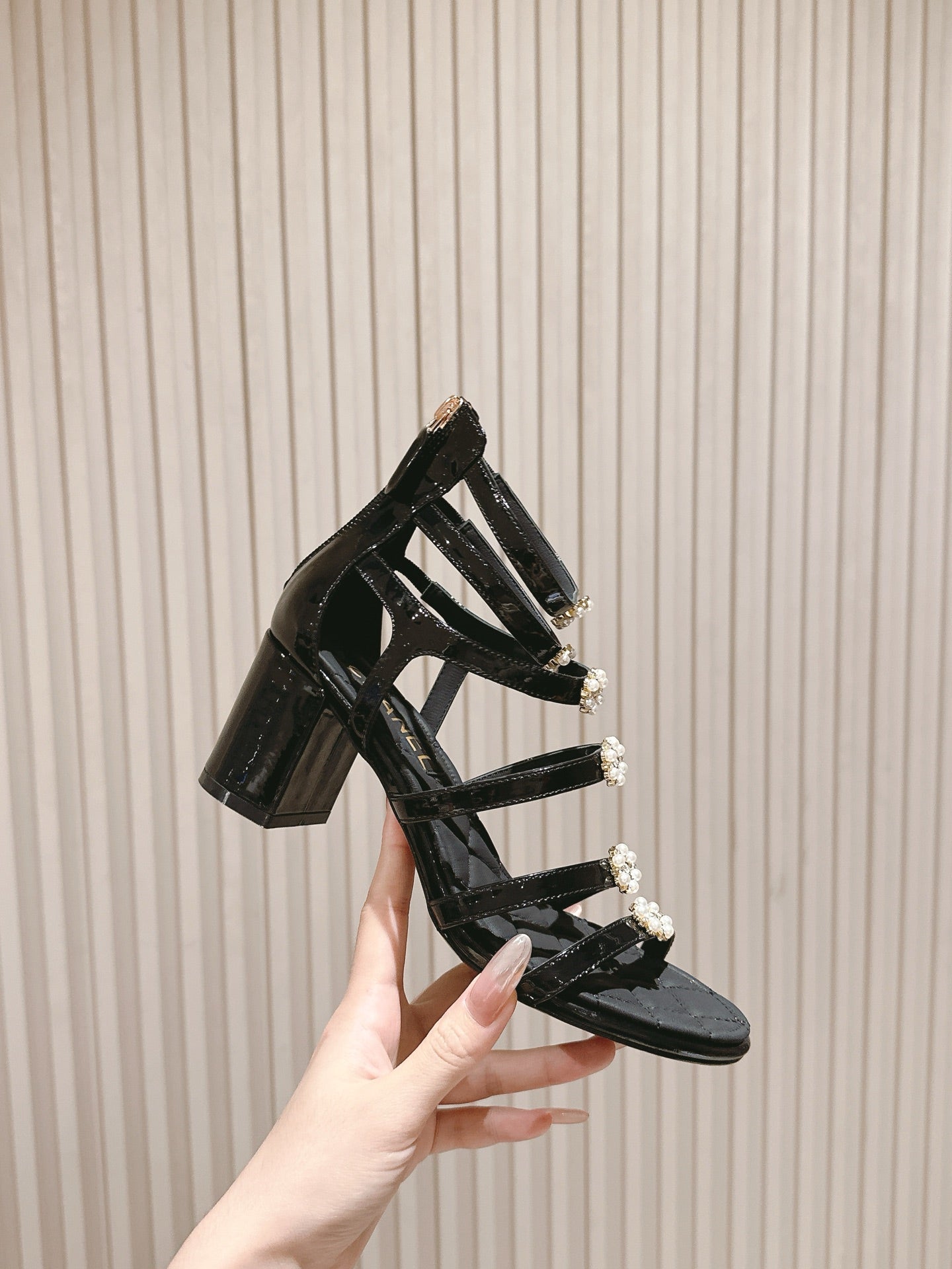 CC HIGH SANDAL 25S IN BLACK LAMBSKIN PEARL FLOWERS