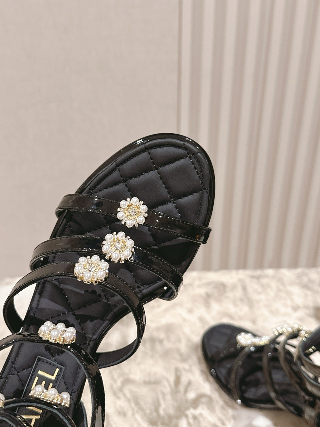 CC HIGH SANDAL 25S IN BLACK LAMBSKIN PEARL FLOWERS