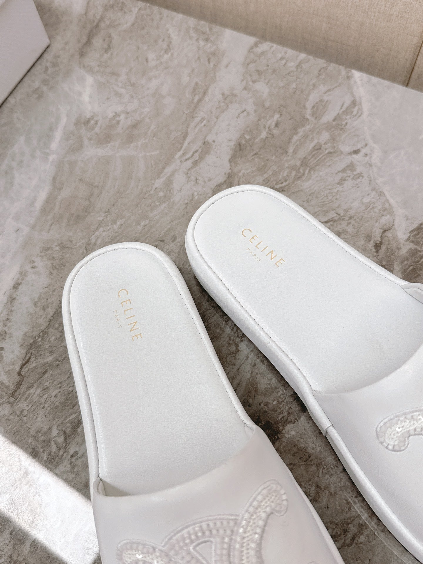 THICK-SOLED SLIDES IN WHITE SMOOTH LAMBSKIN LOGO WITH CRYSTALS