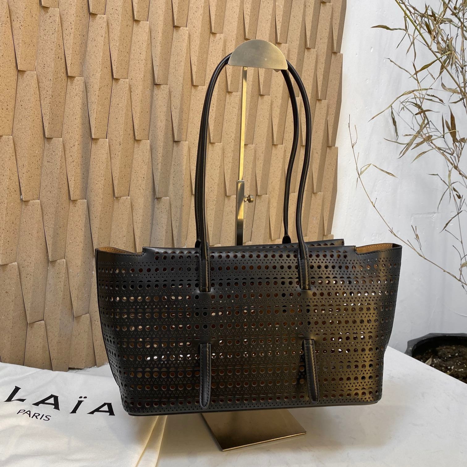 NEO MINA 32 BAG IN BLACK VIENNE CALFSKIN