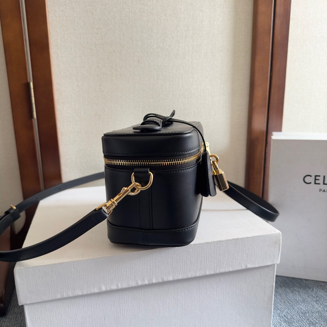 VANITY 18 IN BLACK SMOOTH CALFSKIN GOLD HARDWARE
