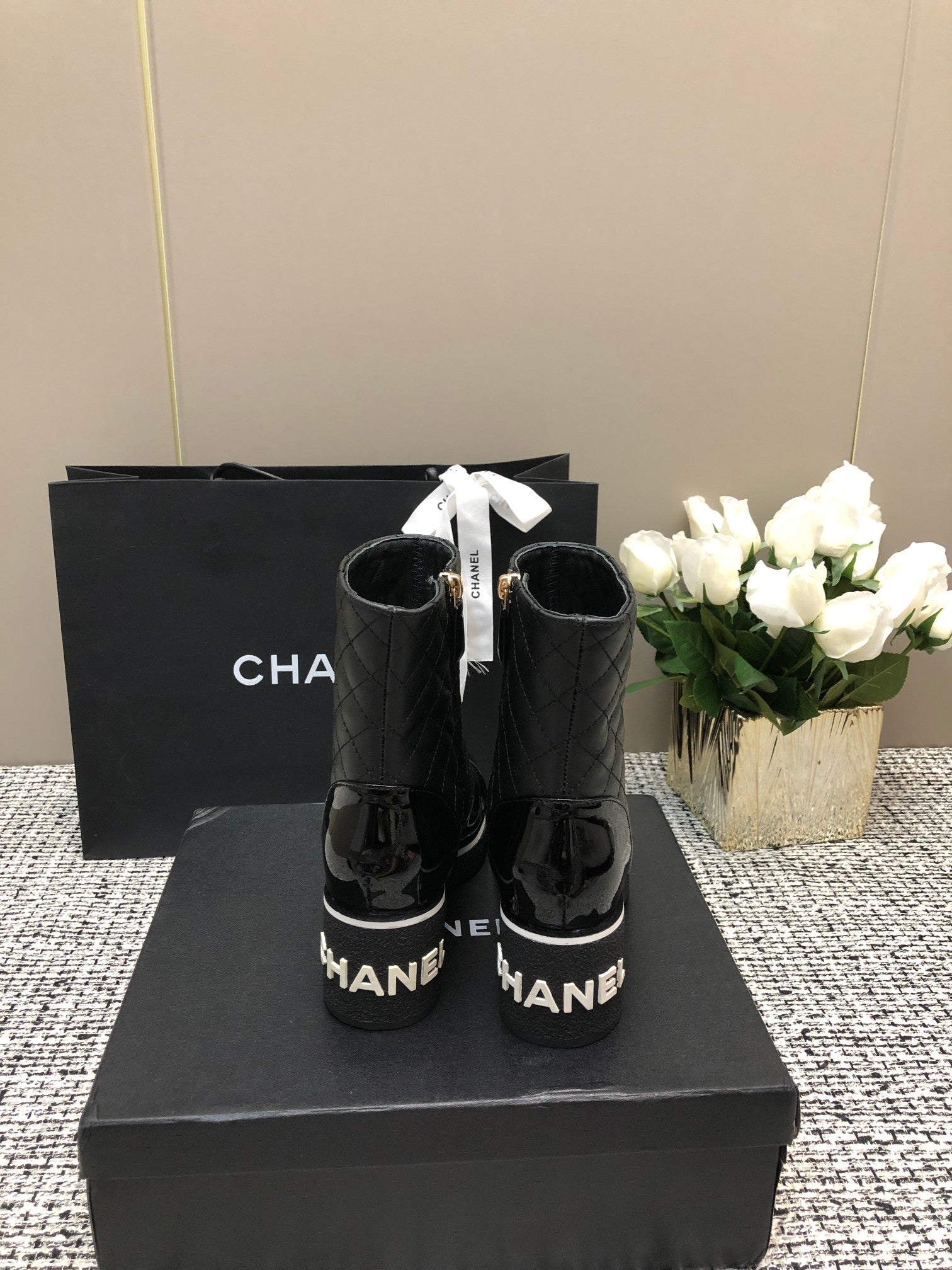 ROUND-TOE SHORT BOOTS BLACK SHEEPSKIN