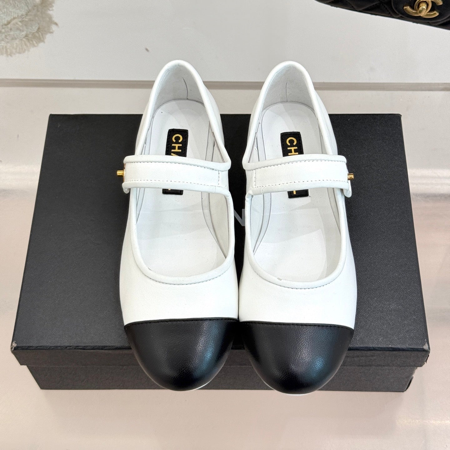 FLAT SHOES IN BLACK AND WHITE LAMBSKIN GOLD HARDWARE