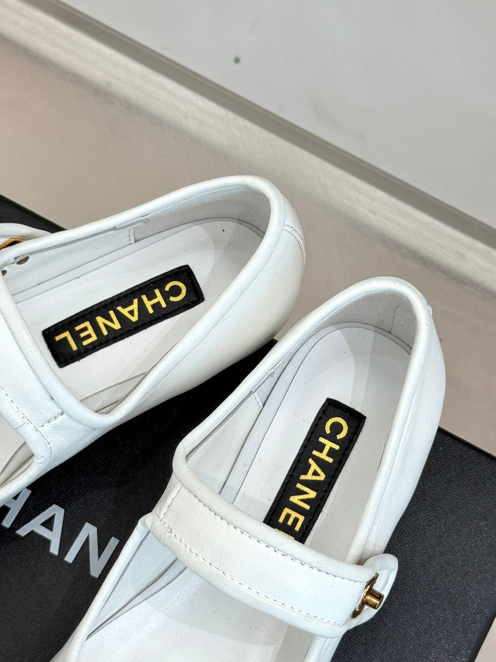 FLAT SHOES IN BLACK AND WHITE LAMBSKIN GOLD HARDWARE