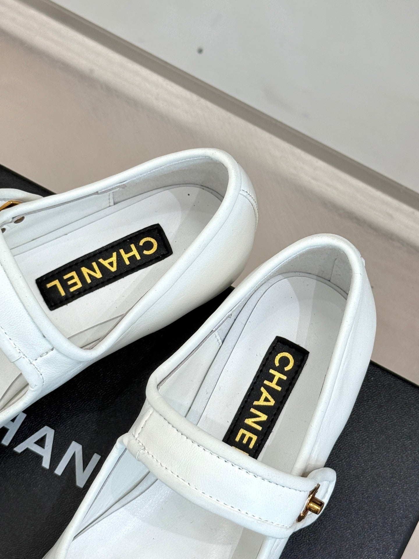 FLAT SHOES IN BLACK AND WHITE LAMBSKIN GOLD HARDWARE