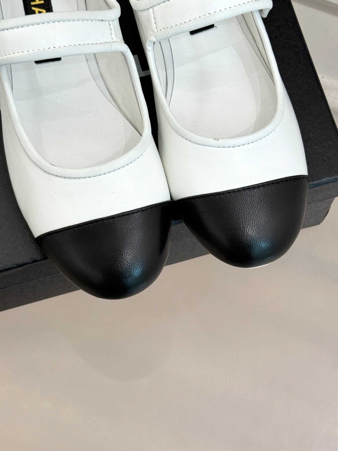 FLAT SHOES IN BLACK AND WHITE LAMBSKIN GOLD HARDWARE