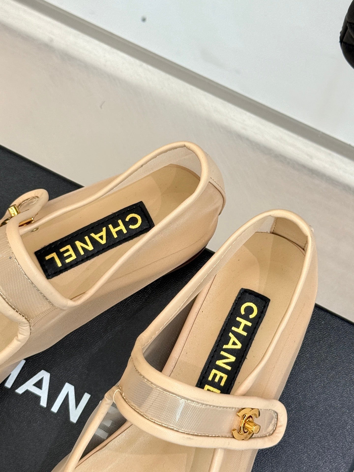 FLAT SHOES IN BEIGE MESH AND BLACK LAMBSKIN