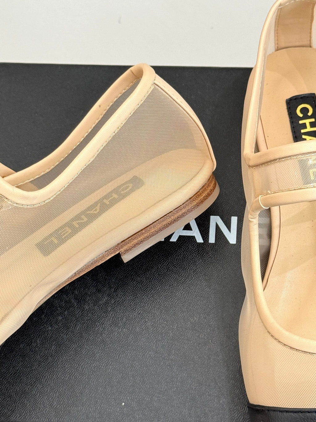 FLAT SHOES IN BEIGE MESH AND BLACK LAMBSKIN