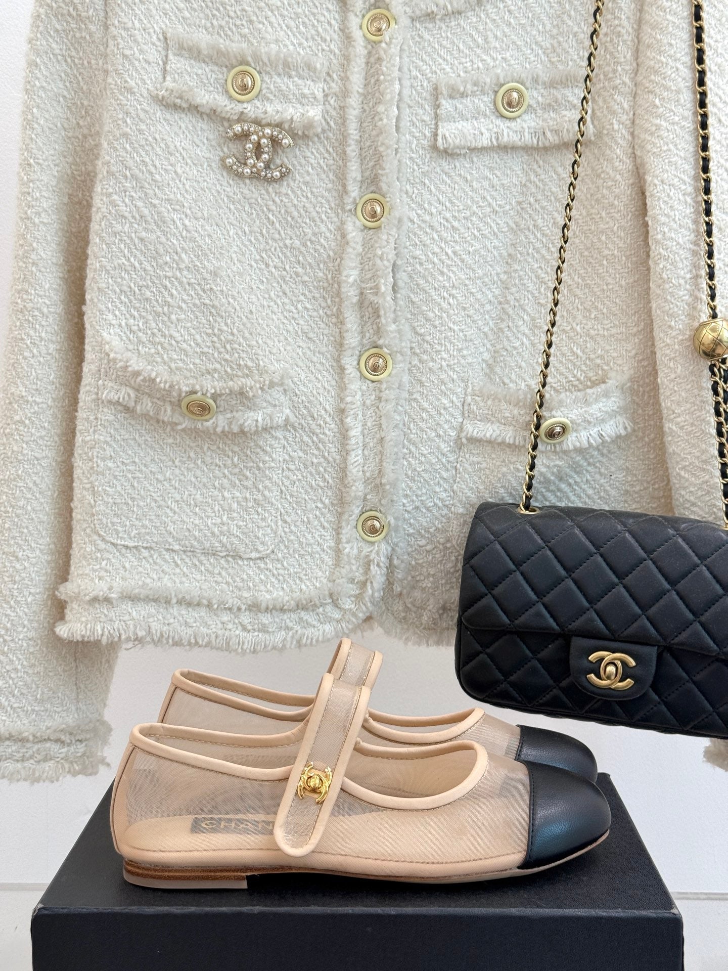 FLAT SHOES IN BEIGE MESH AND BLACK LAMBSKIN