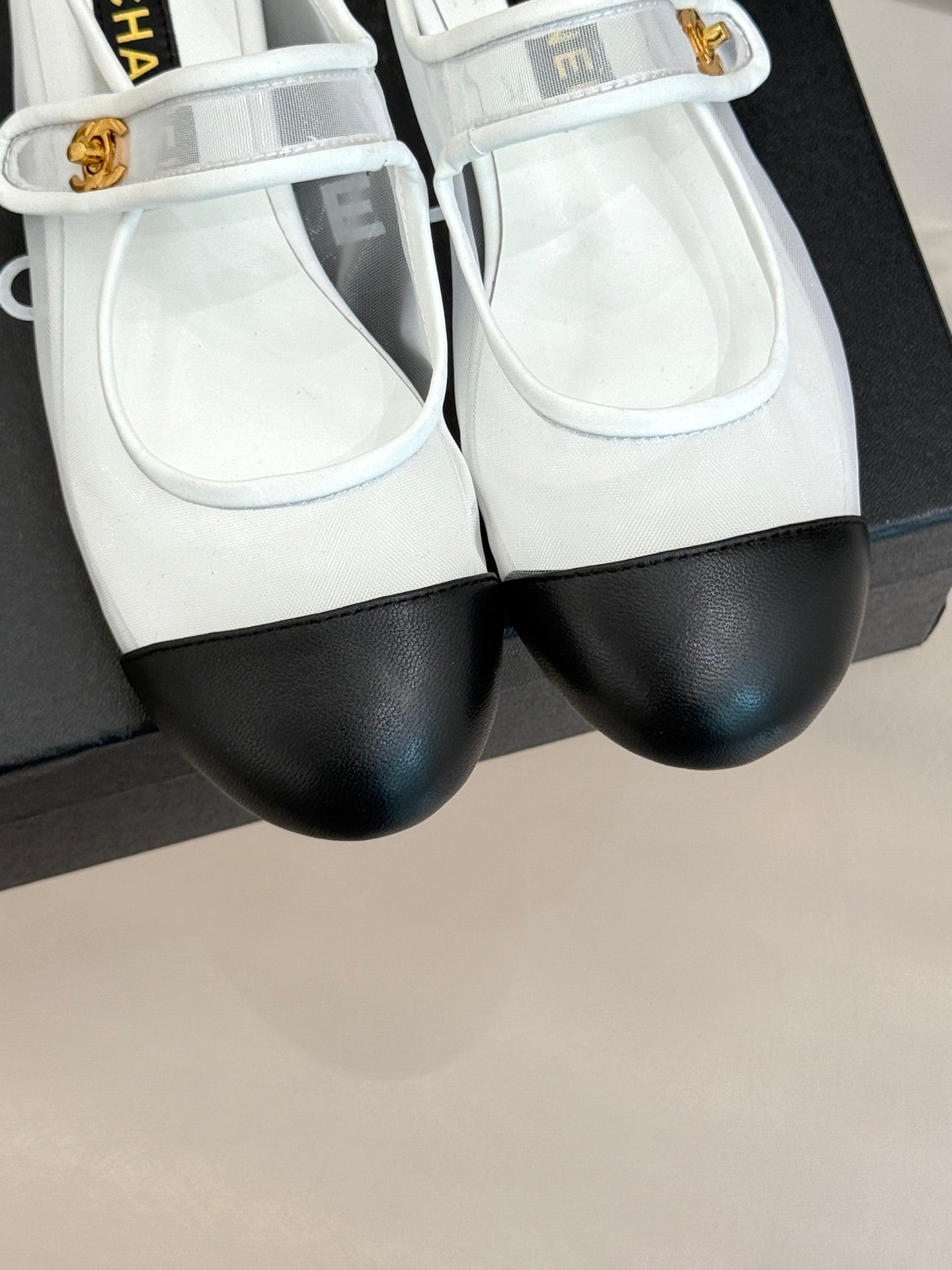 FLAT SHOES IN WHITE MESH AND BLACK LAMBSKIN