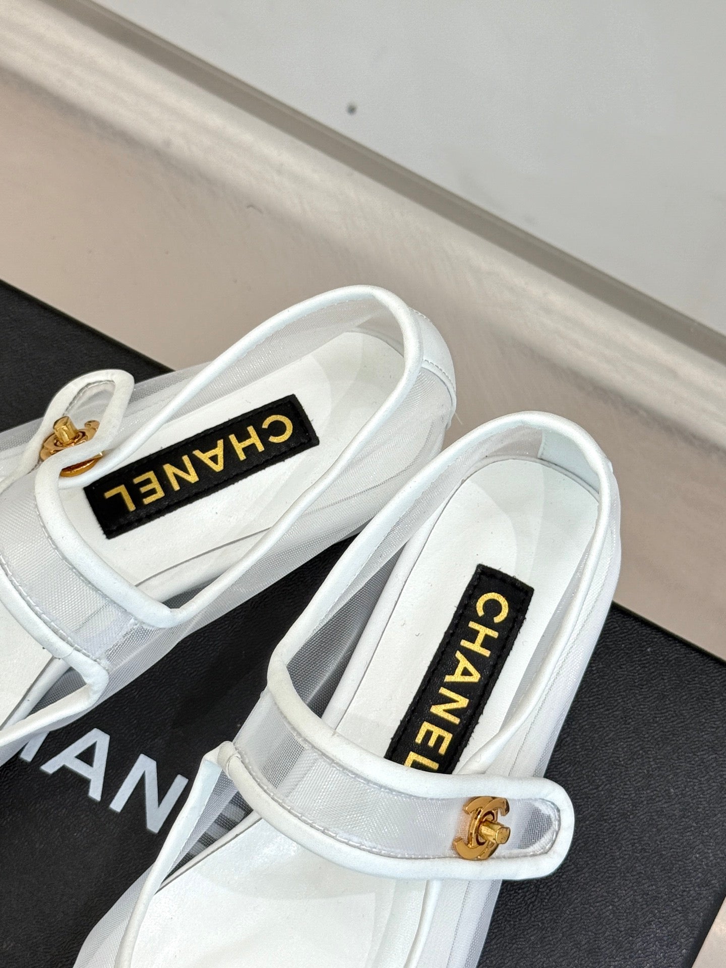 FLAT SHOES IN WHITE MESH AND BLACK LAMBSKIN