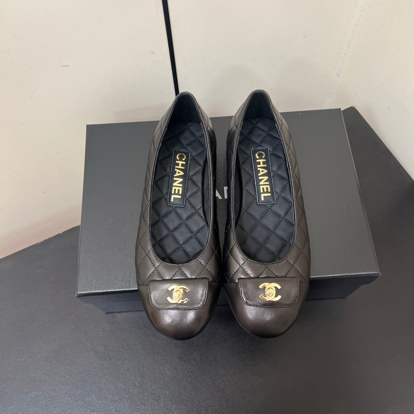 CC BALLET FLAT 25SS IN DARK CHARCOAL LAMBSKIN WITH GOLD HARDWARE