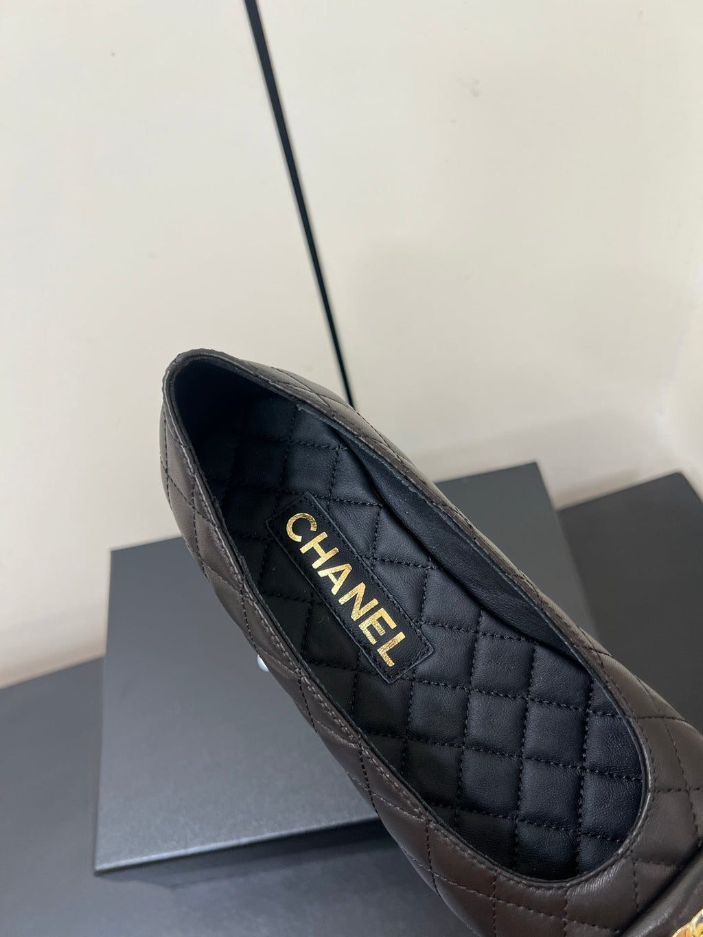 CC BALLET FLAT 25SS IN DARK CHARCOAL LAMBSKIN WITH GOLD HARDWARE