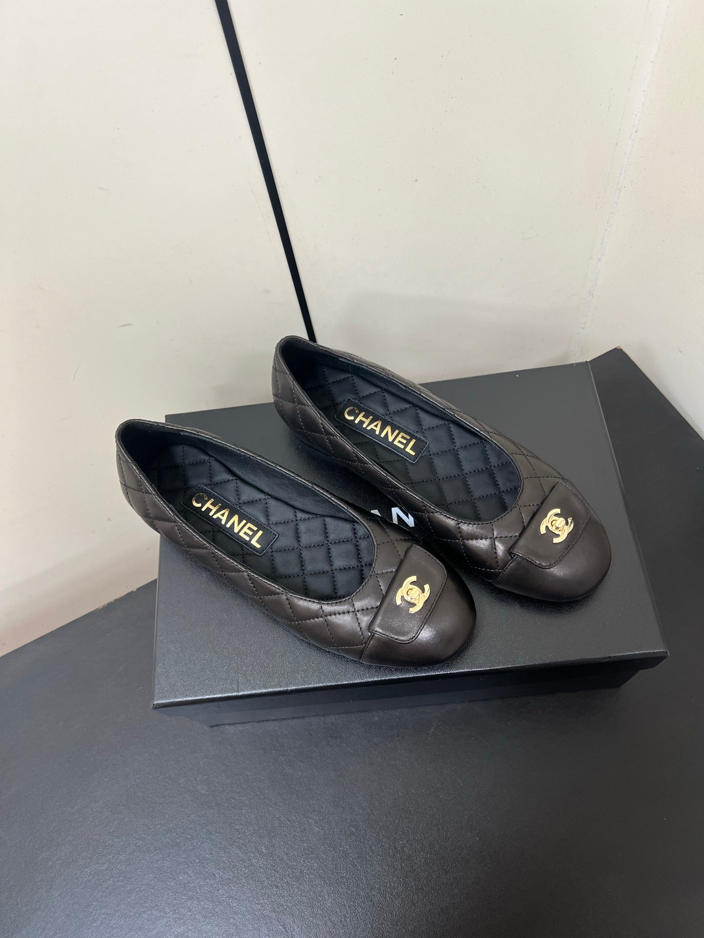 CC BALLET FLAT 25SS IN DARK CHARCOAL LAMBSKIN WITH GOLD HARDWARE