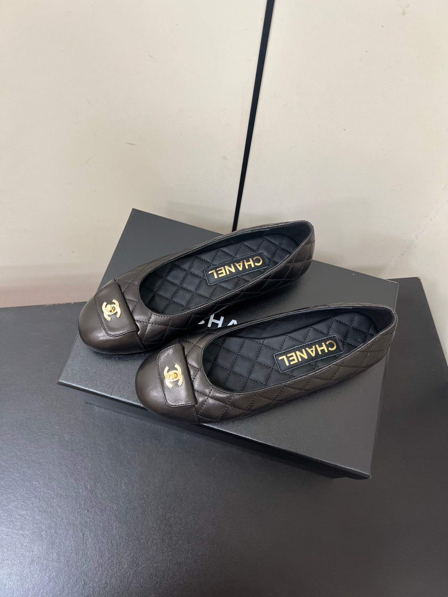 CC BALLET FLAT 25SS IN DARK CHARCOAL LAMBSKIN WITH GOLD HARDWARE