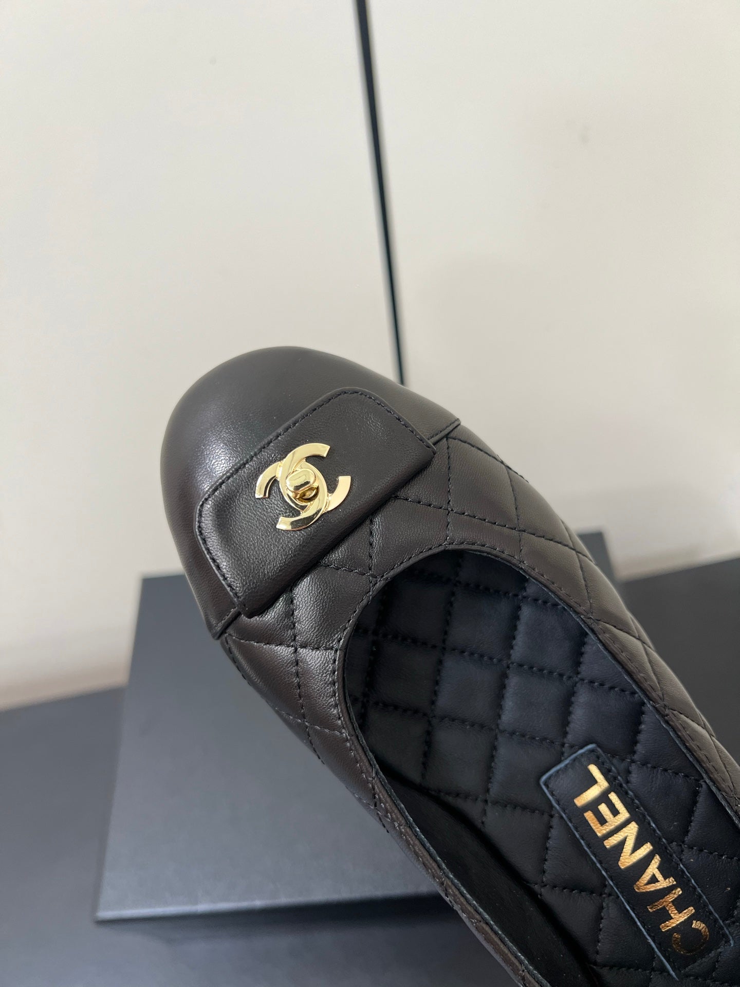 CC BALLET FLAT 25SS IN DARK CHARCOAL LAMBSKIN WITH GOLD HARDWARE