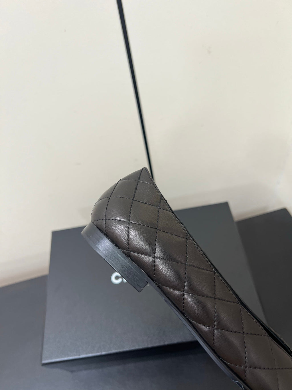 CC BALLET FLAT 25SS IN DARK CHARCOAL LAMBSKIN WITH GOLD HARDWARE
