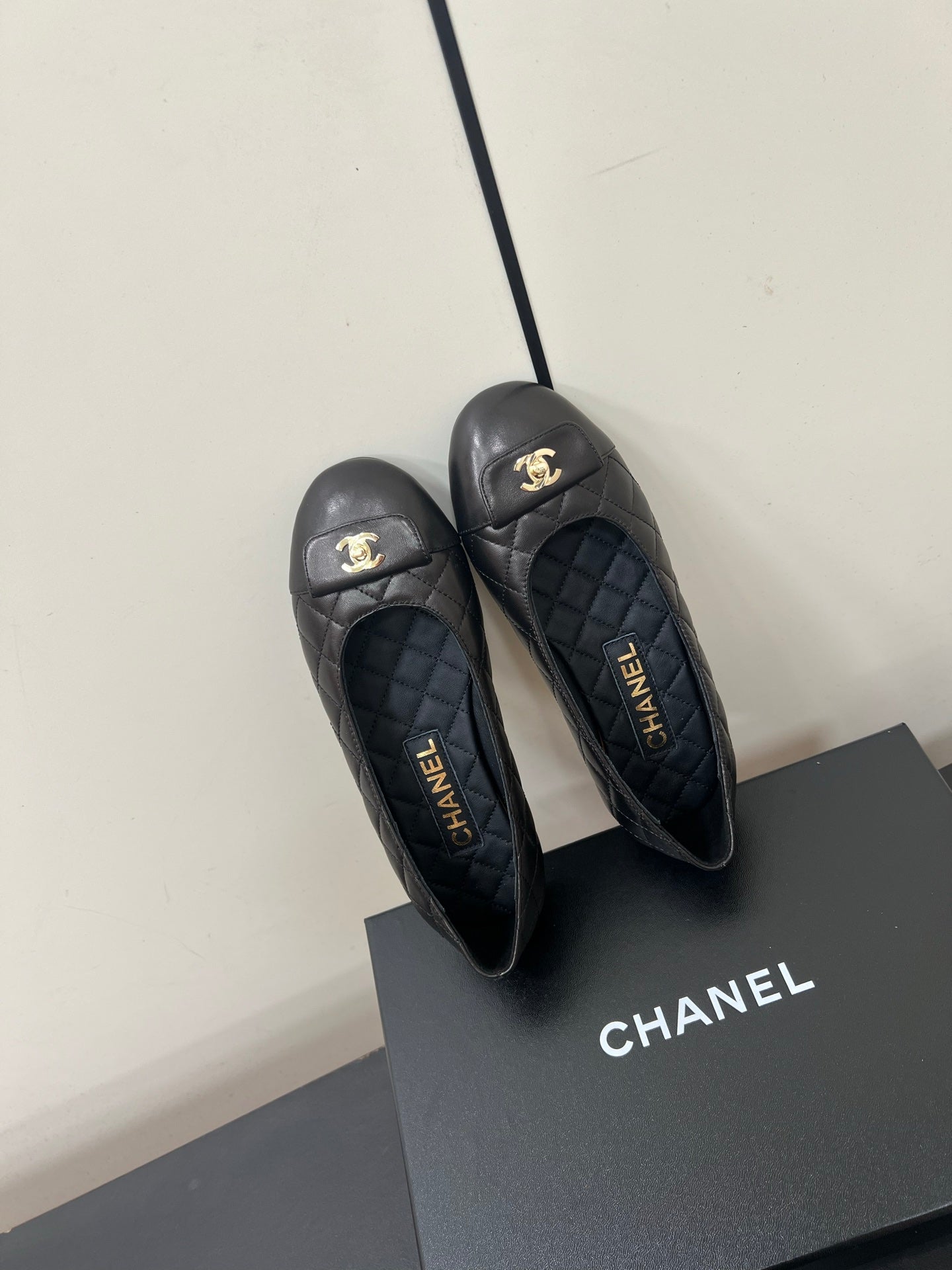 CC BALLET FLAT 25SS IN DARK CHARCOAL LAMBSKIN WITH GOLD HARDWARE