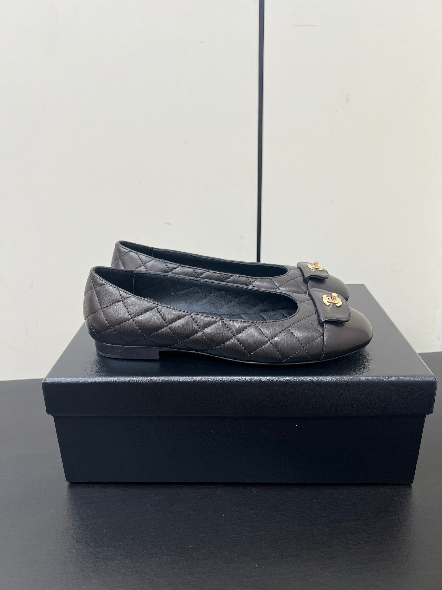 CC BALLET FLAT 25SS IN DARK CHARCOAL LAMBSKIN WITH GOLD HARDWARE