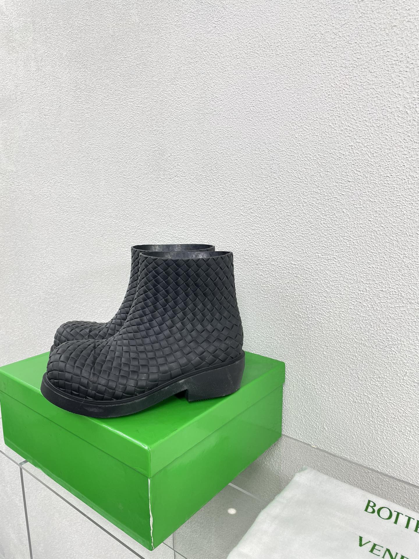 FIREMAN BOOTS IN BLACK RUBBER WITH ICONIC INTRECCIO MOTIF