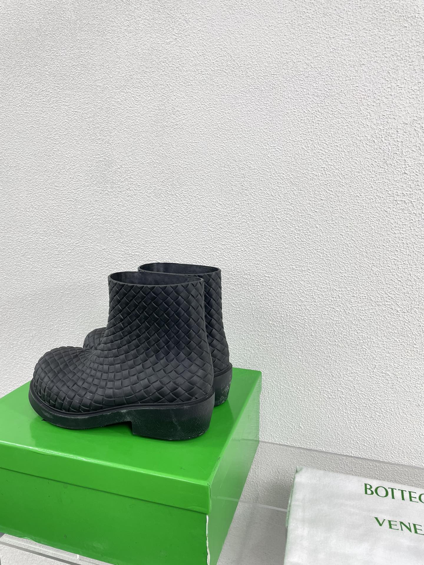 FIREMAN BOOTS IN BLACK RUBBER WITH ICONIC INTRECCIO MOTIF
