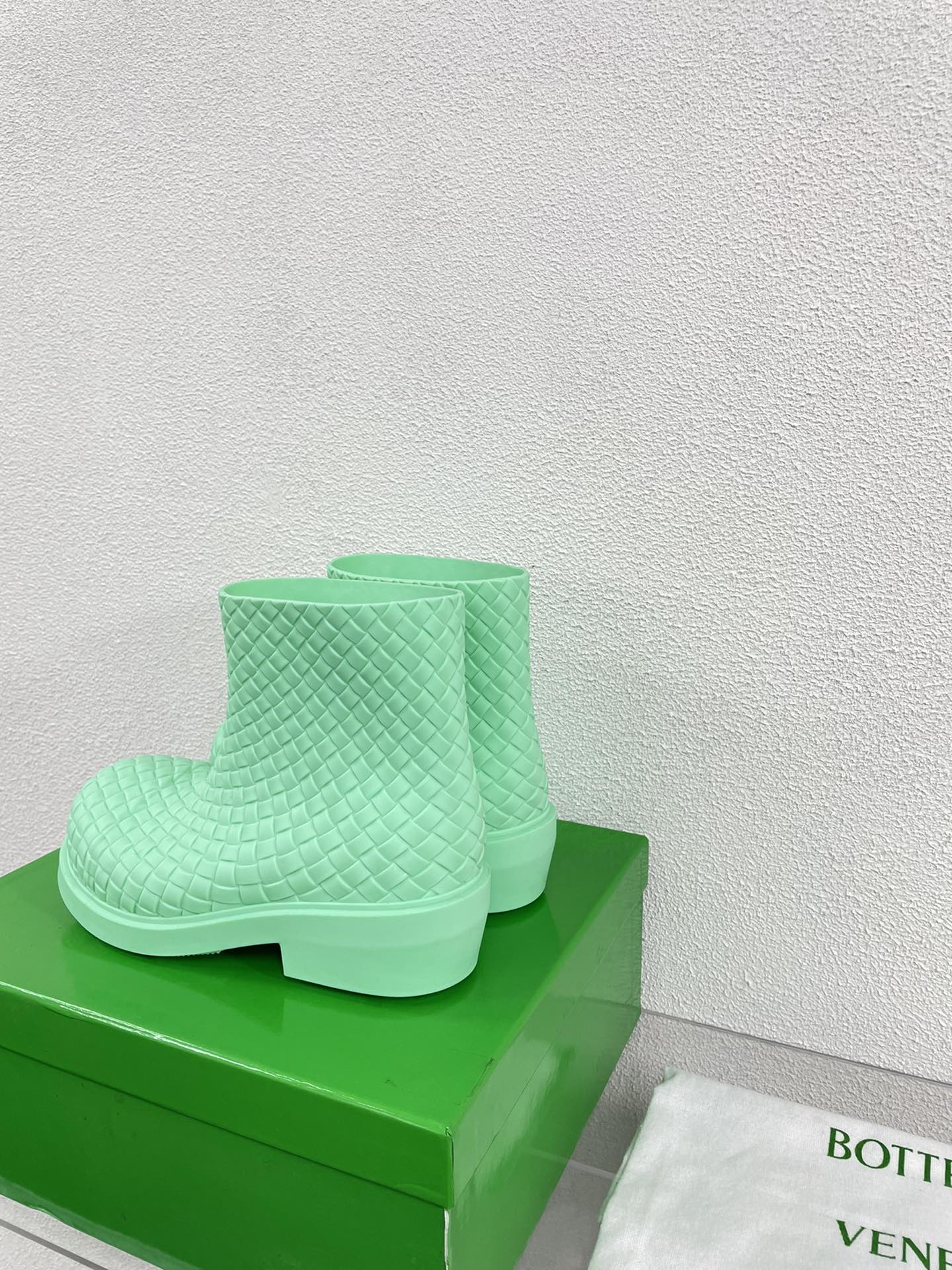FIREMAN BOOTS IN GREEN MINT RUBBER WITH ICONIC INTRECCIO MOTIF