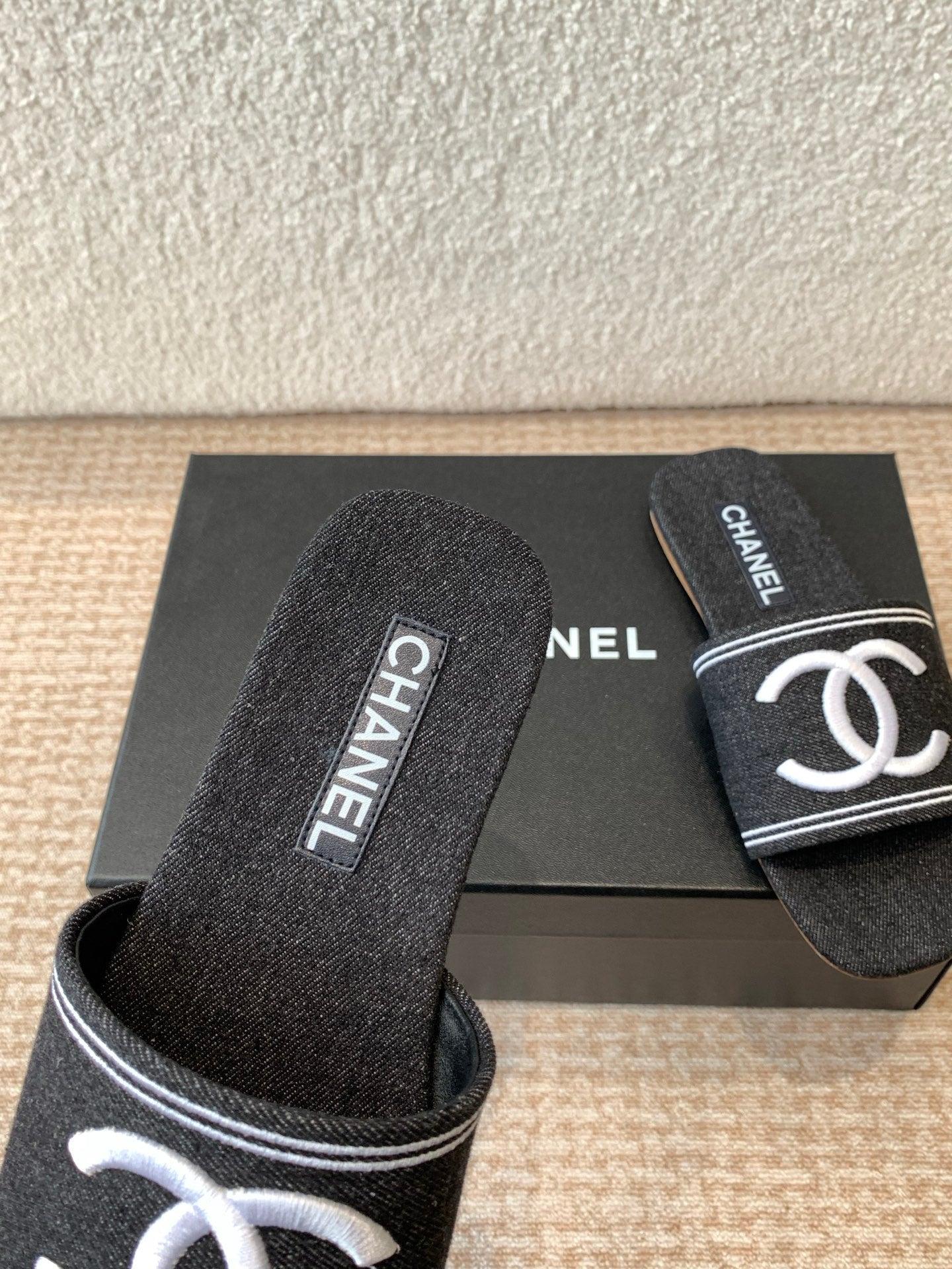 FLAT SLIDE IN BLACK DENIM WITH WHITE LOGO