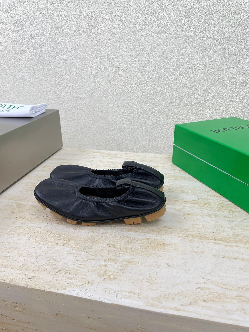 ELASTIC BALLERINA FLATS IN BLACK LAMBSKIN
