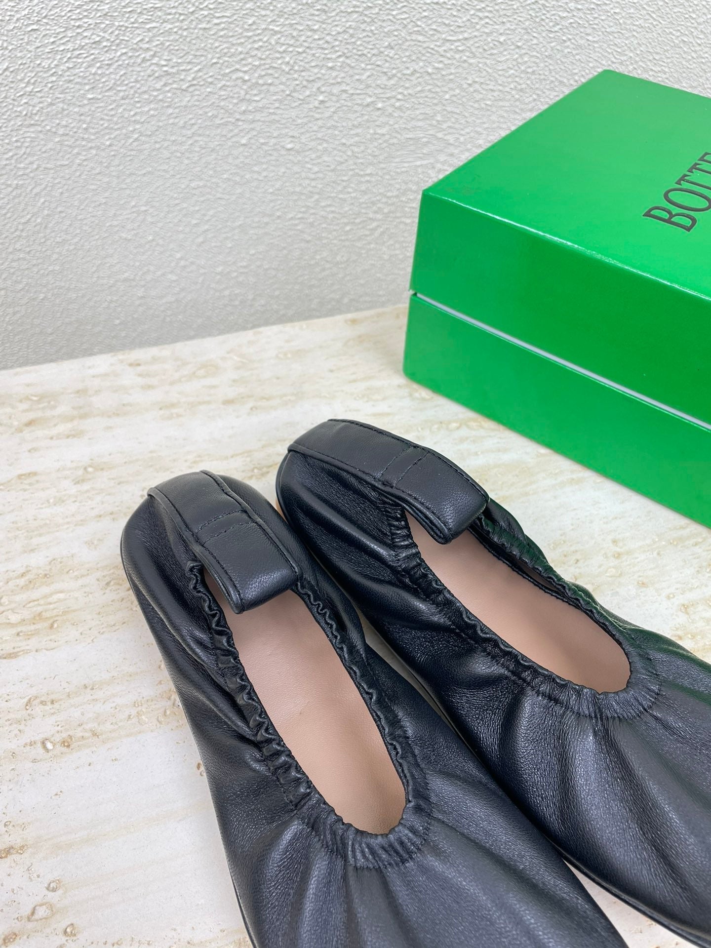 ELASTIC BALLERINA FLATS IN BLACK LAMBSKIN