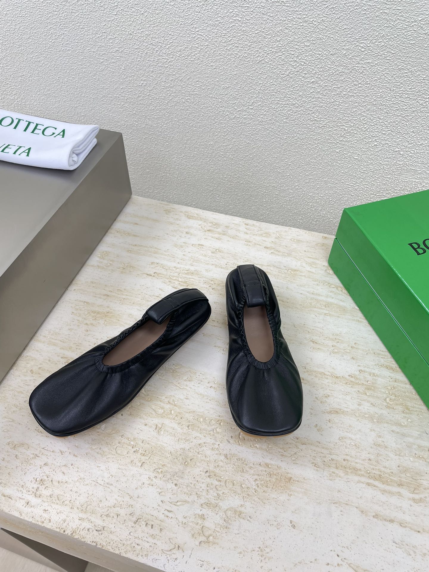 ELASTIC BALLERINA FLATS IN BLACK LAMBSKIN