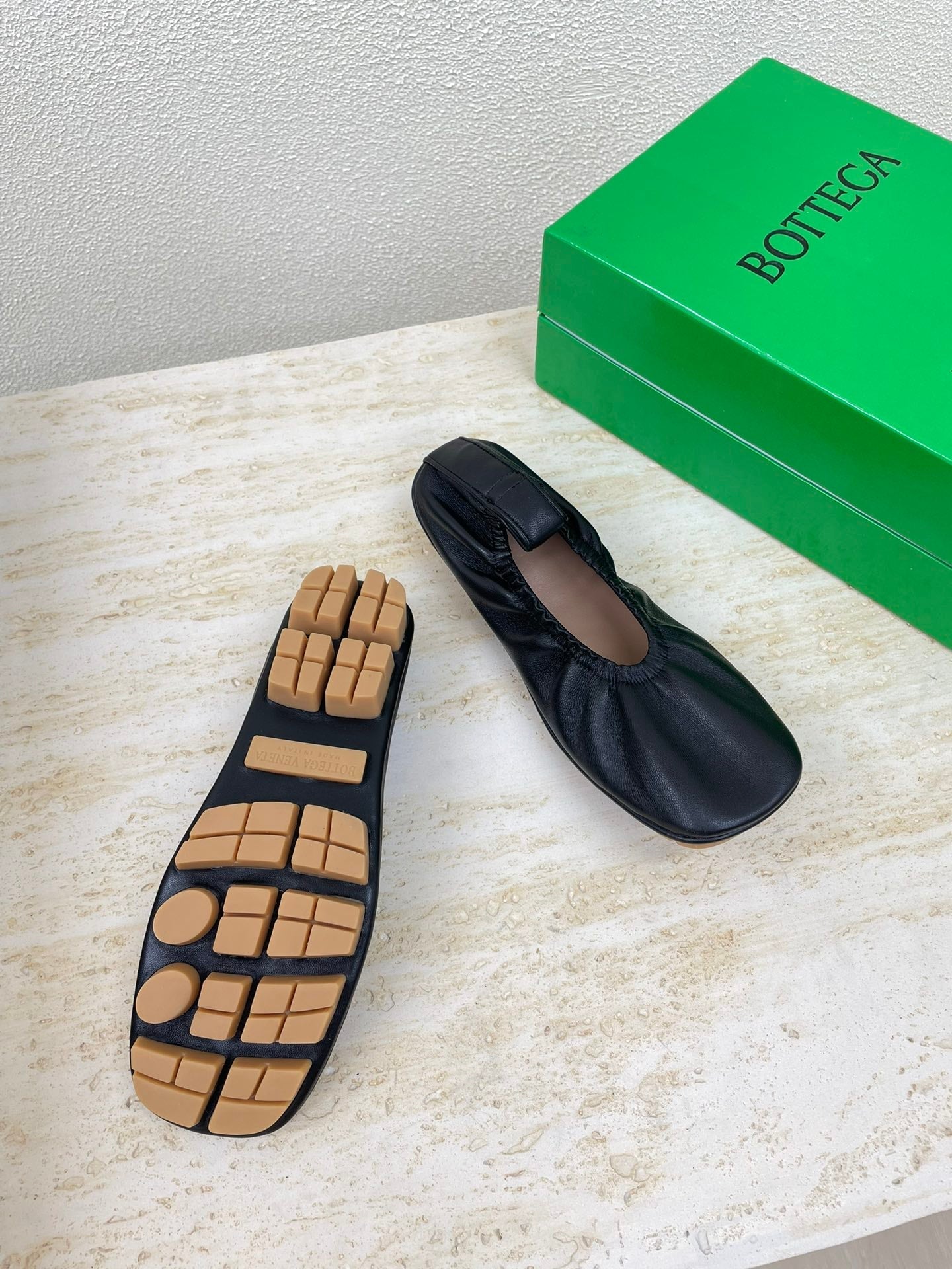 ELASTIC BALLERINA FLATS IN BLACK LAMBSKIN