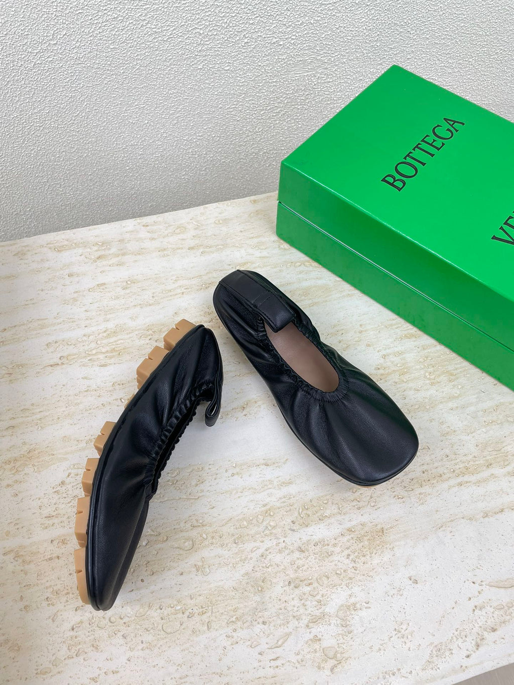 ELASTIC BALLERINA FLATS IN BLACK LAMBSKIN