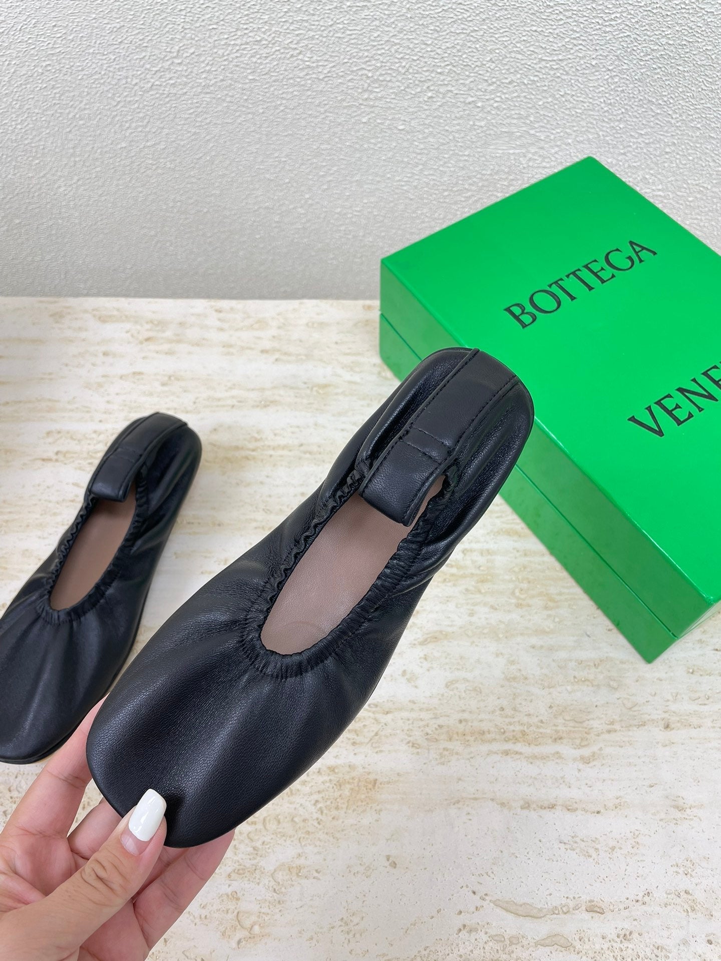 ELASTIC BALLERINA FLATS IN BLACK LAMBSKIN
