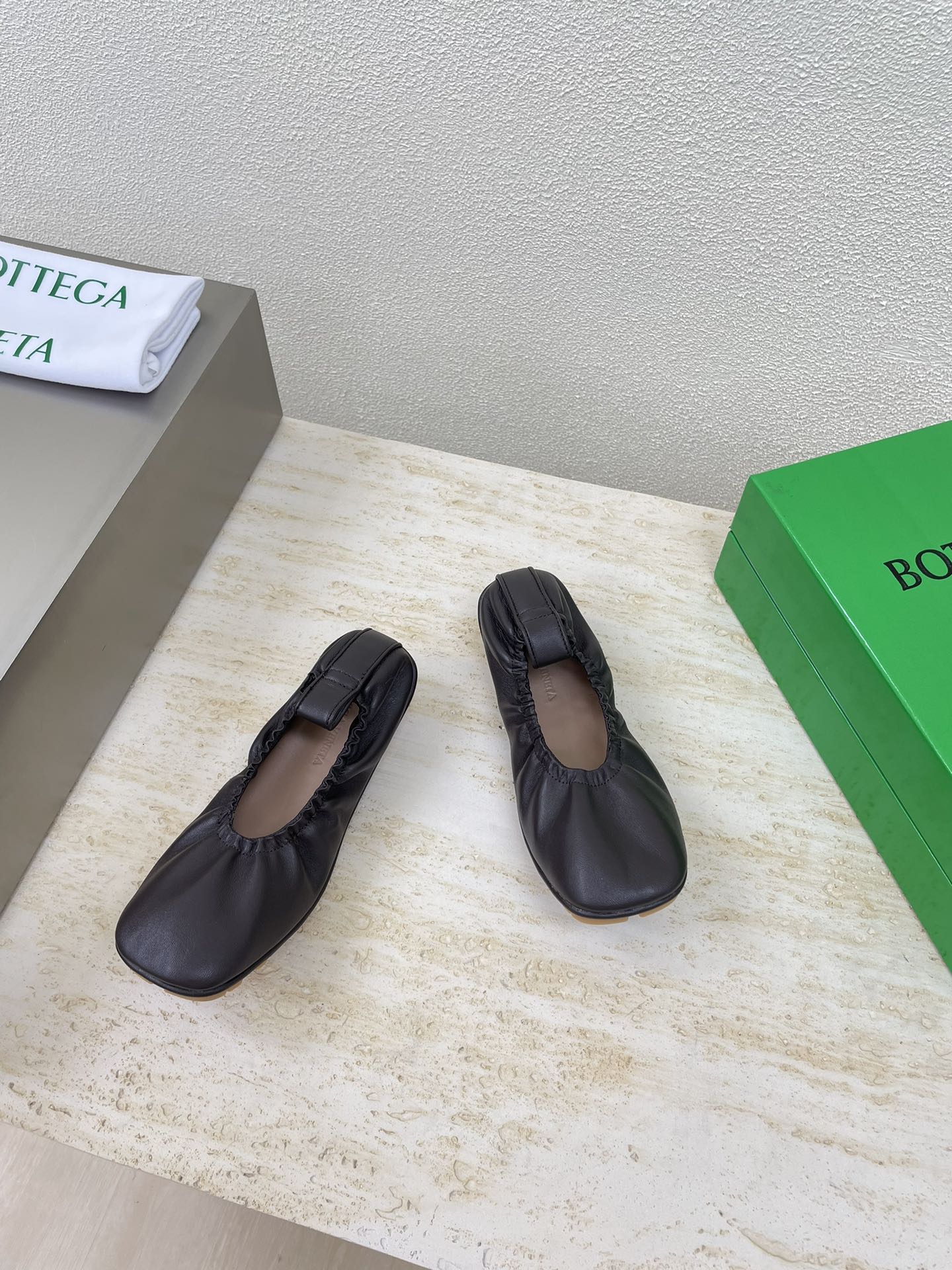 ELASTIC BALLERINA FLATS IN CHOCOLATE BROWN LAMBSKIN