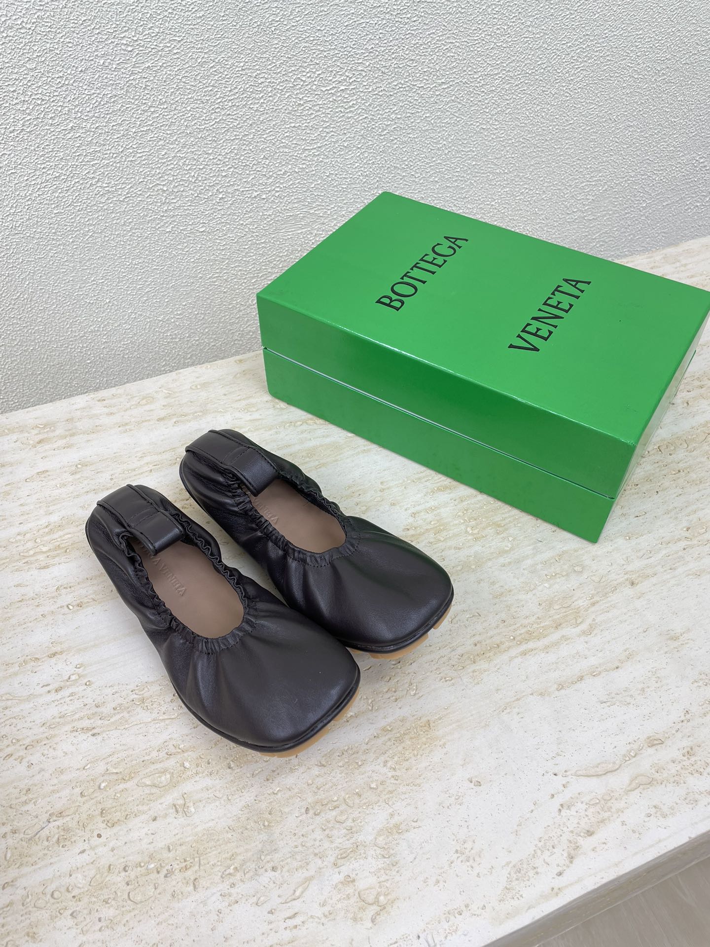 ELASTIC BALLERINA FLATS IN CHOCOLATE BROWN LAMBSKIN