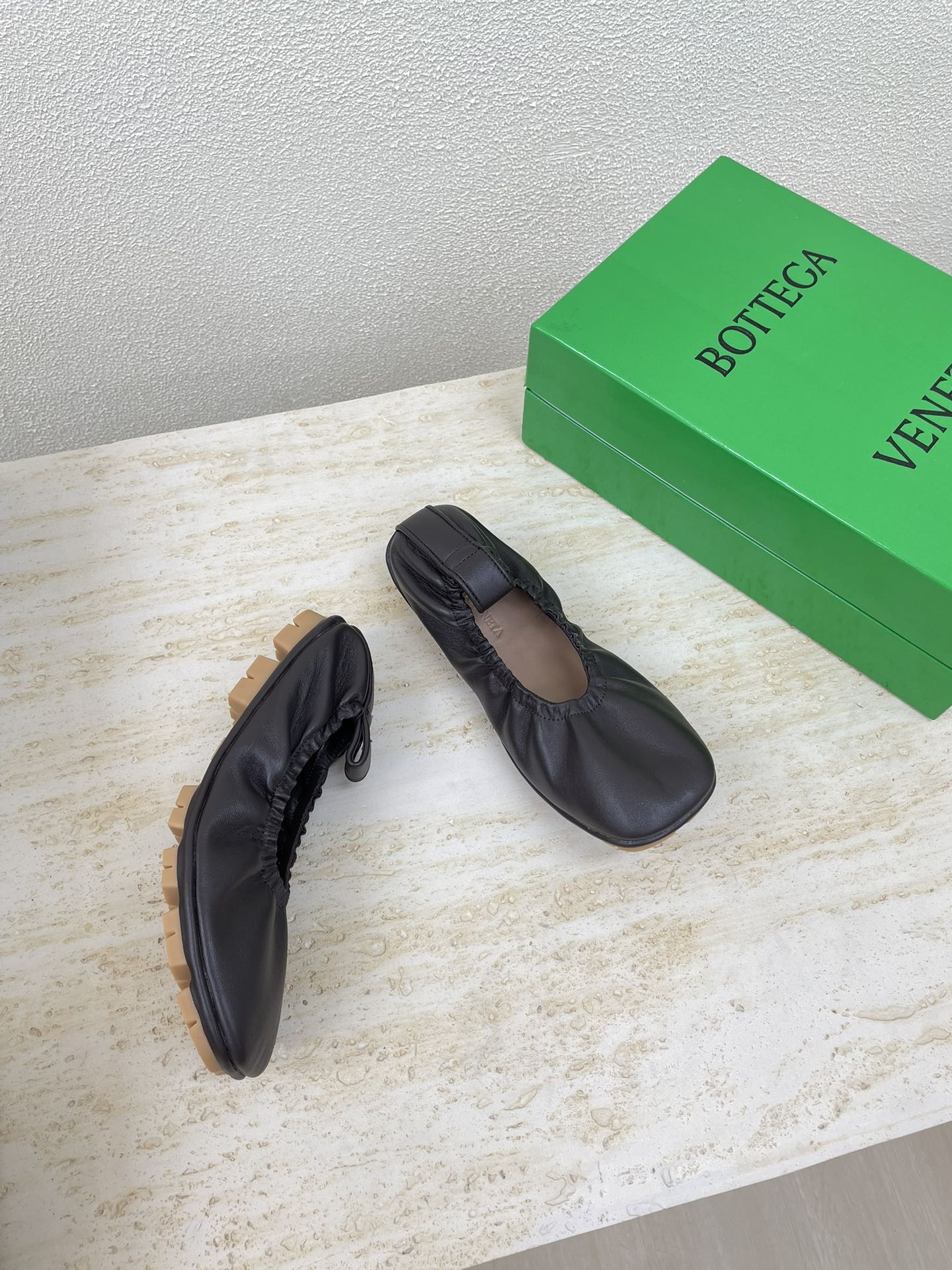 ELASTIC BALLERINA FLATS IN CHOCOLATE BROWN LAMBSKIN