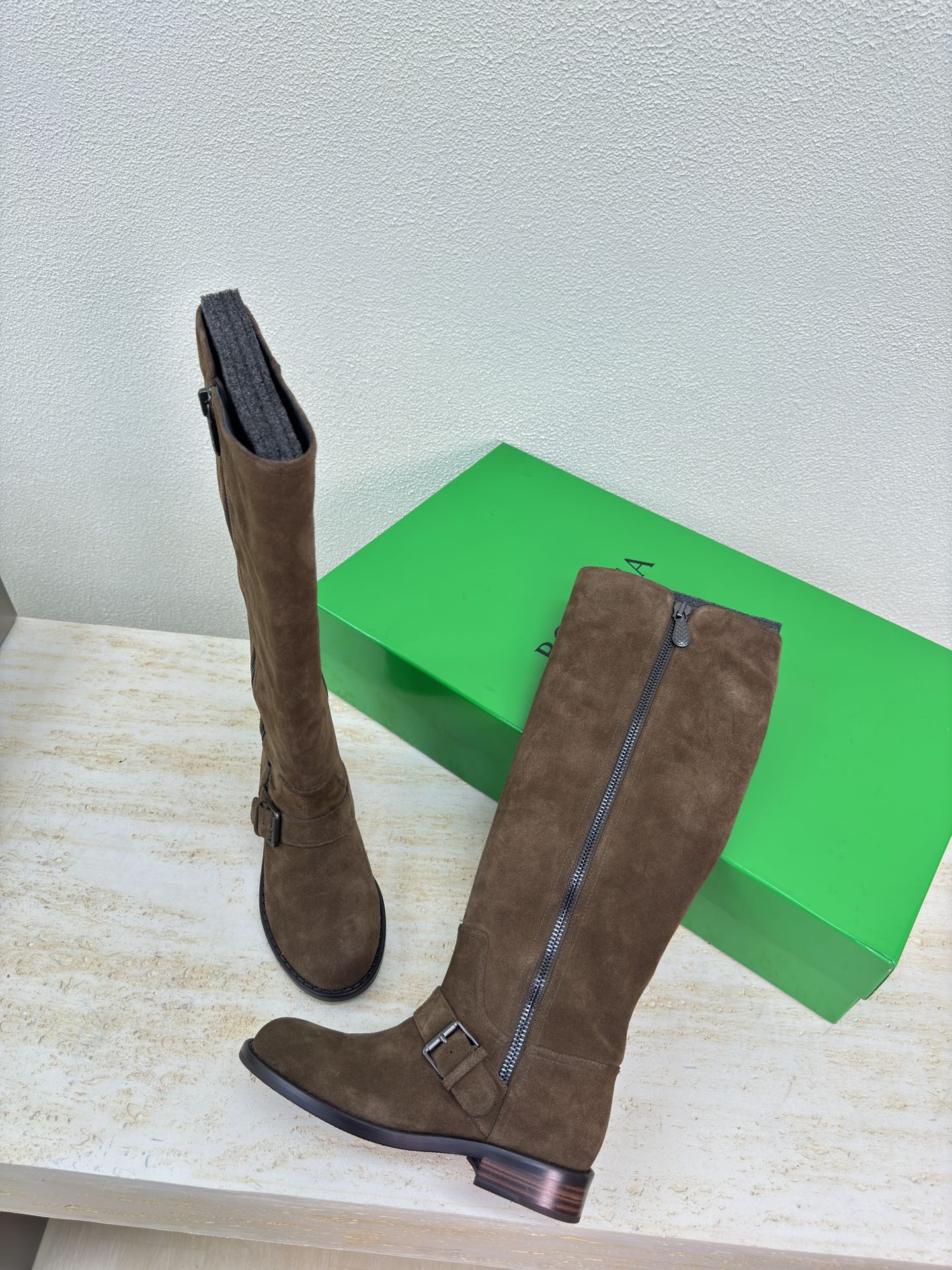 KNEE HIGH BOOT IN CHOCOLATE BROWN SUEDE