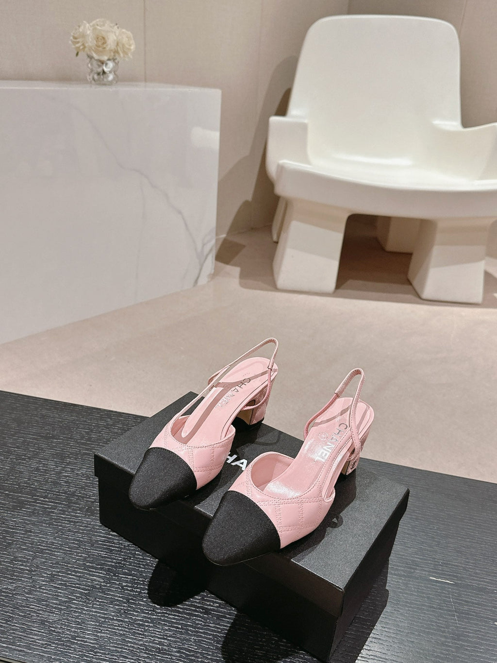 HIGH SLINGBACKS IN LIGHT PINK LAMBSKIN AND BLACK SATIN