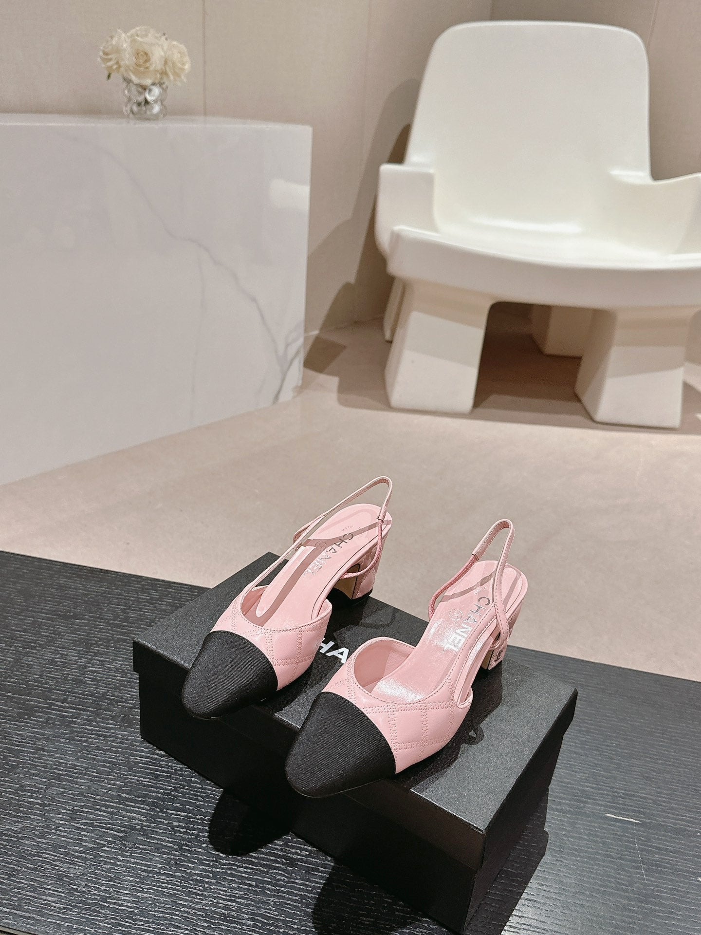 HIGH SLINGBACKS IN LIGHT PINK LAMBSKIN AND BLACK SATIN