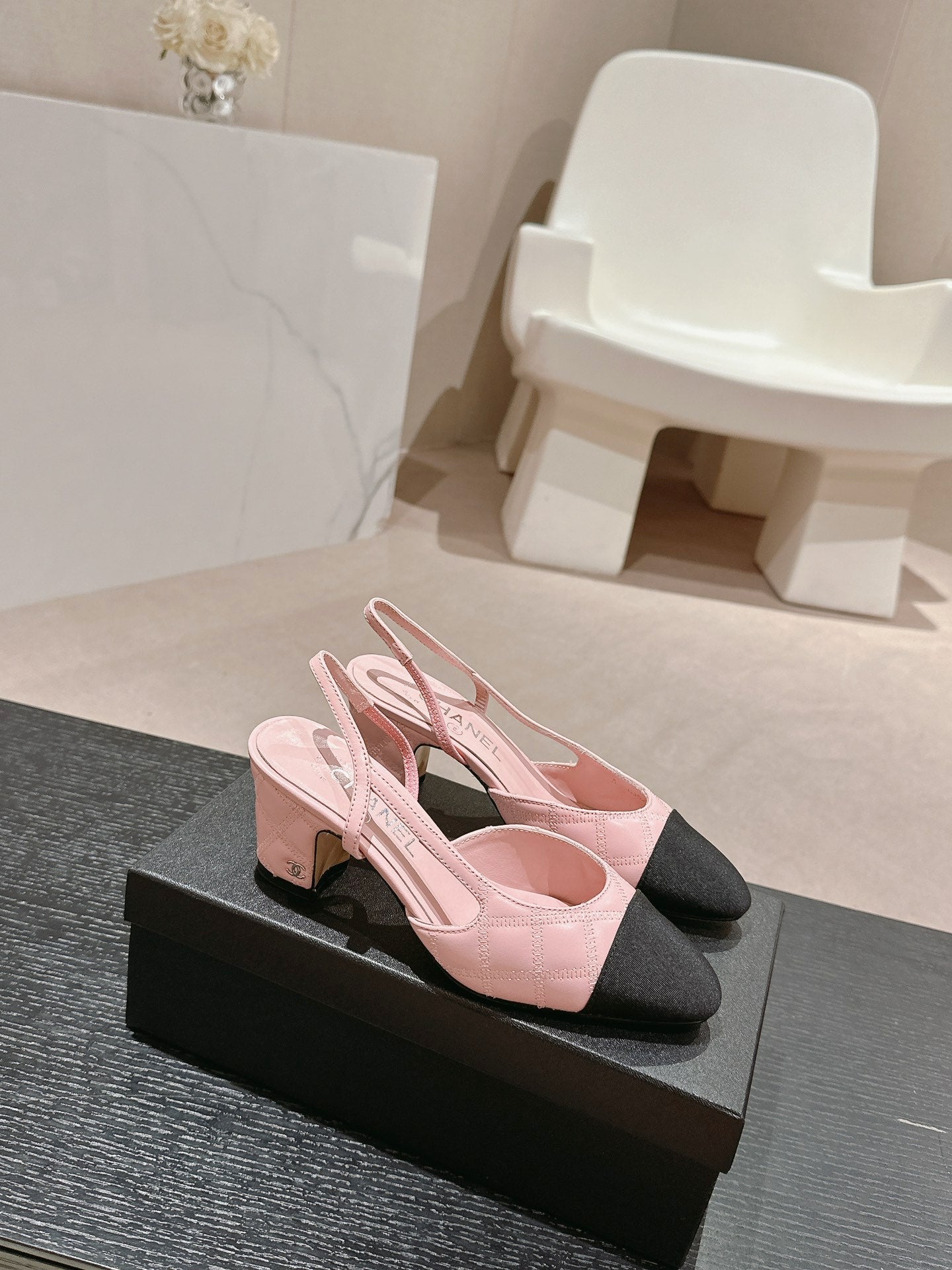 HIGH SLINGBACKS IN LIGHT PINK LAMBSKIN AND BLACK SATIN