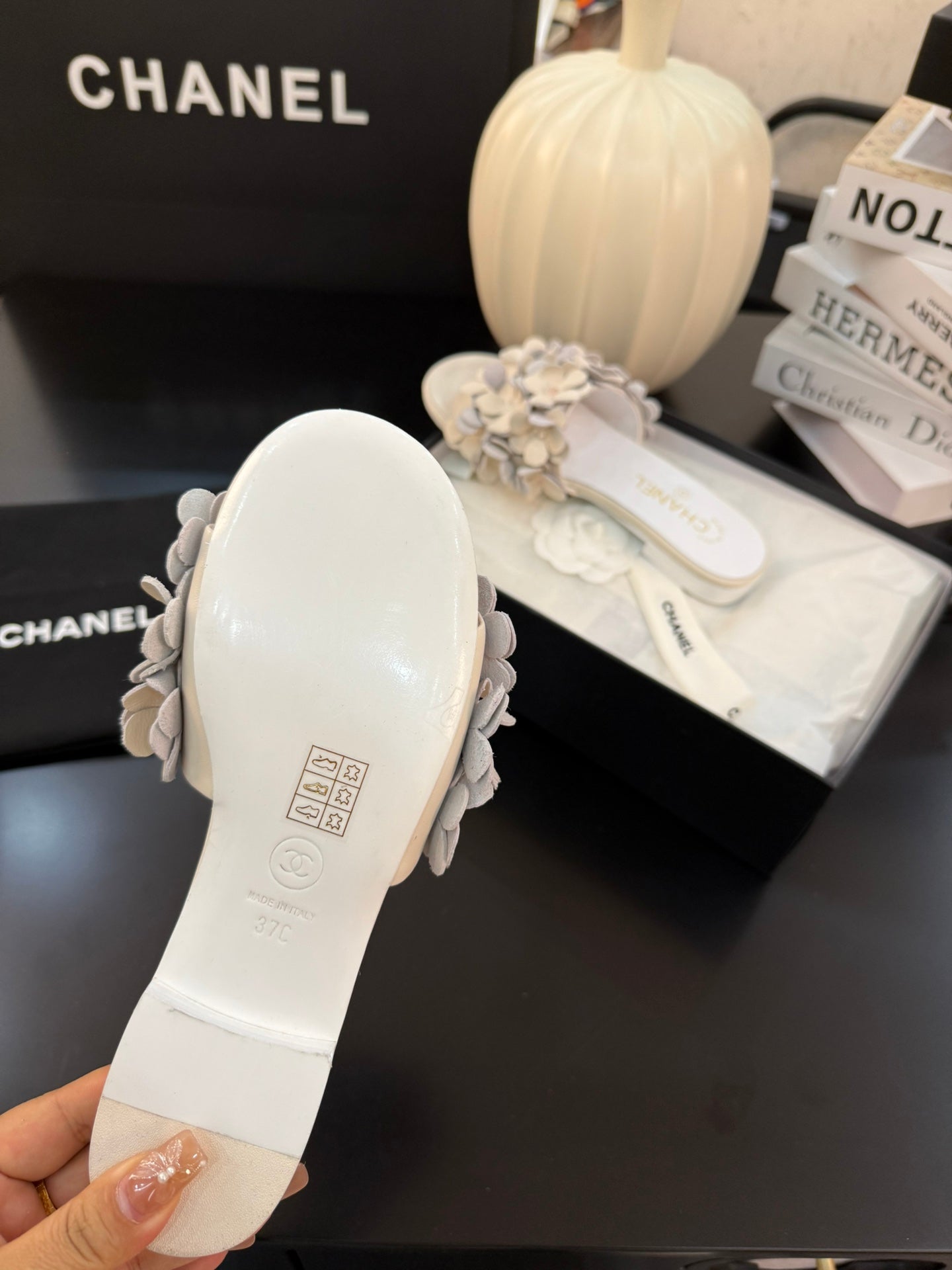 FLAT MULE 15 MM IN PALE GRAY CALFSKIN