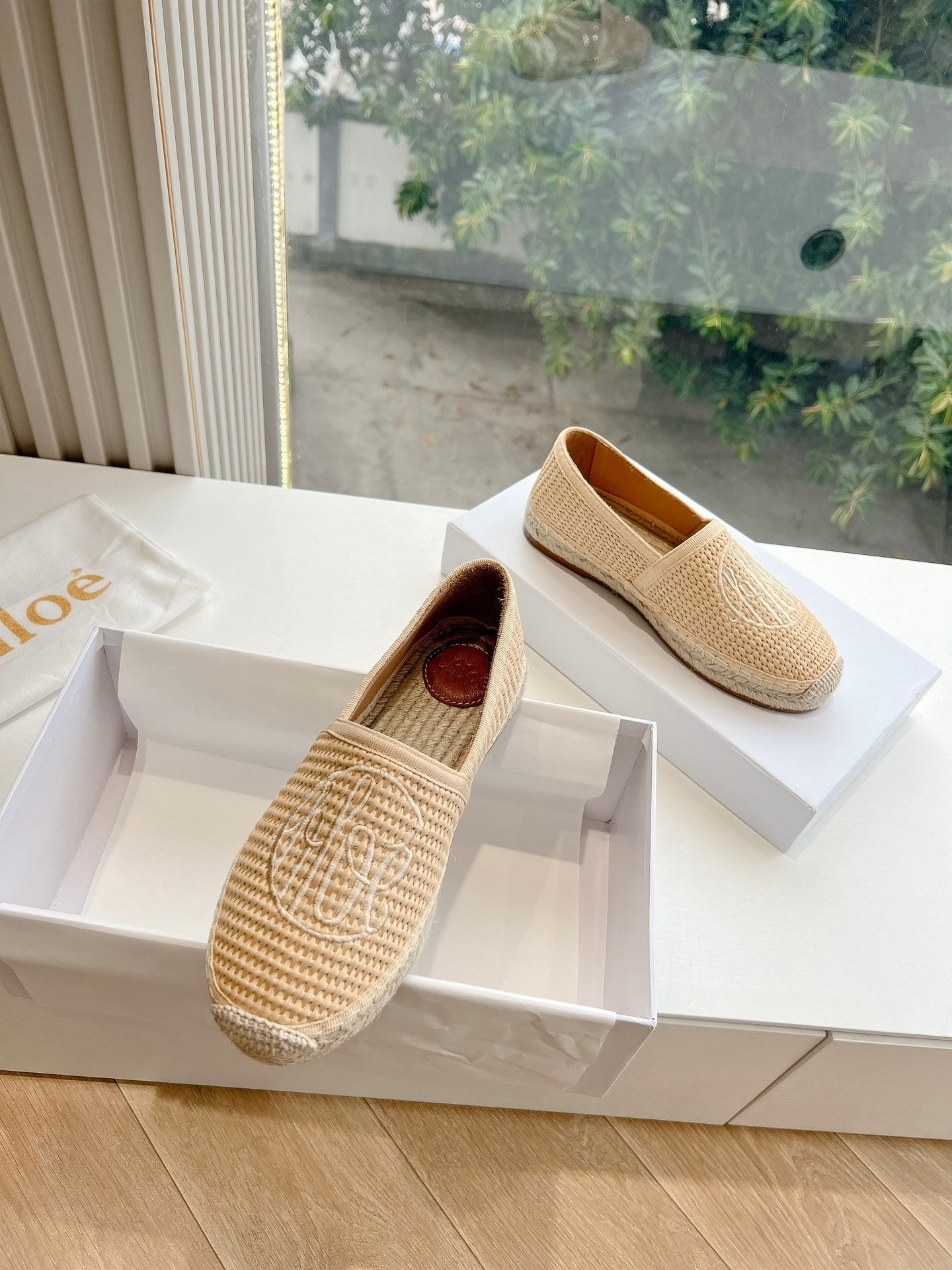 CHLO¨¦ WOVEN LOAFER IN TAN BEIGE RAFFIA