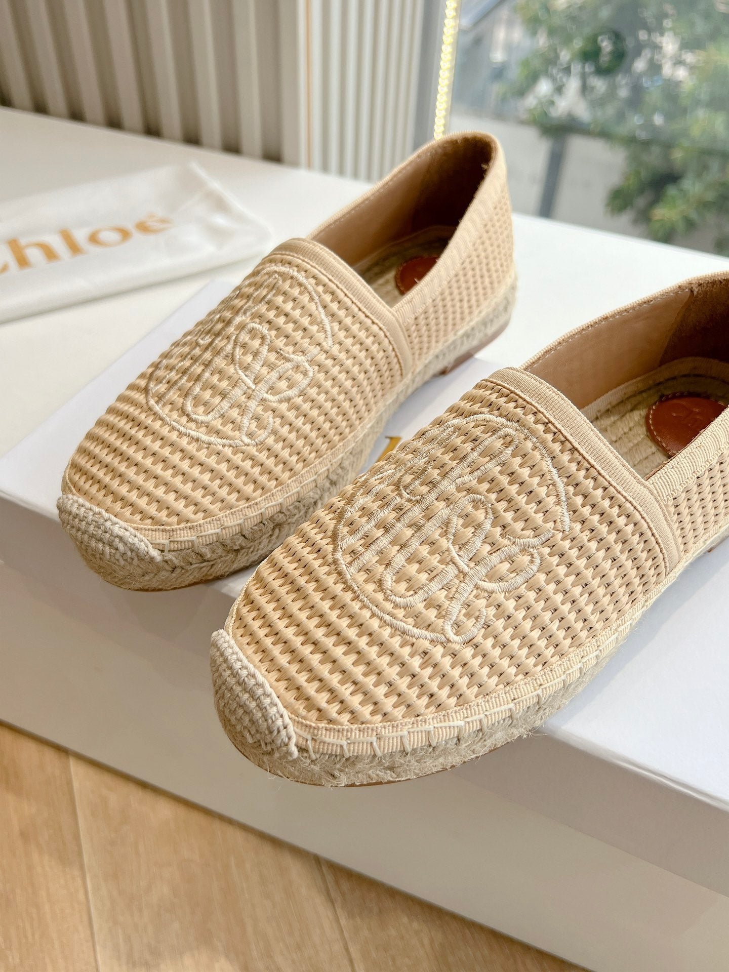 CHLO¨¦ WOVEN LOAFER IN TAN BEIGE RAFFIA