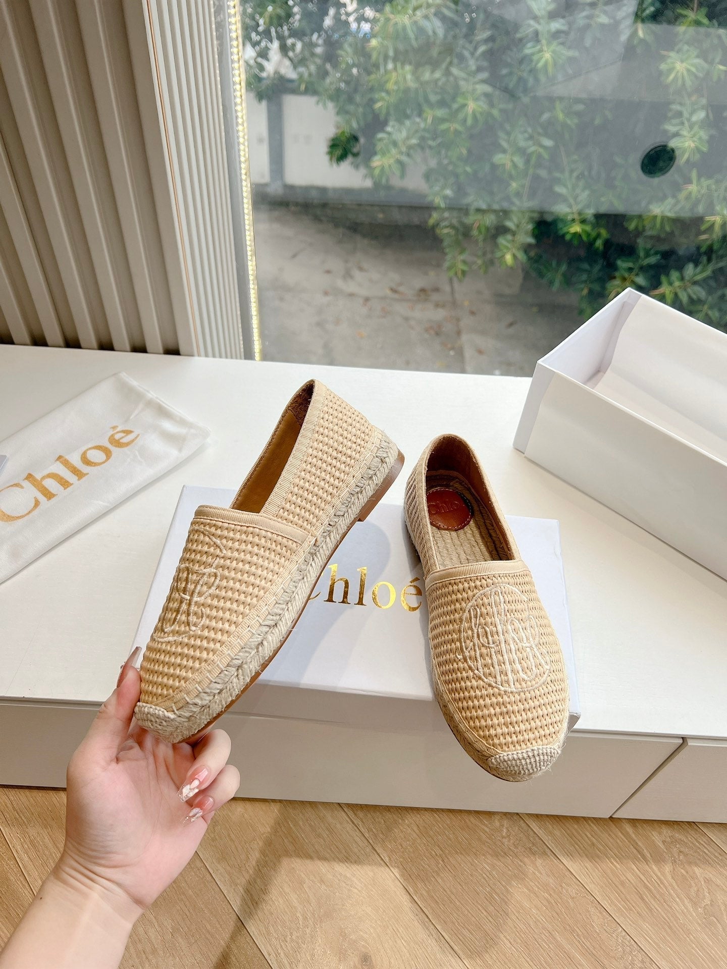 CHLO¨¦ WOVEN LOAFER IN TAN BEIGE RAFFIA